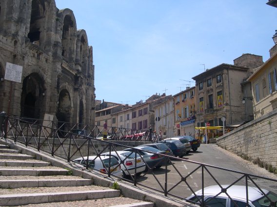  parking autour des arnes
