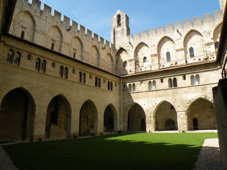  Palais des Papes, clotre