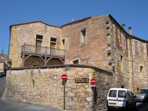  Belles maisons en brique et en pierre avec grand balcon en bois