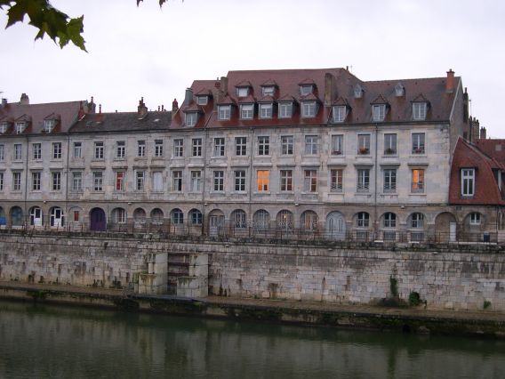  immeubles le long du Doubs