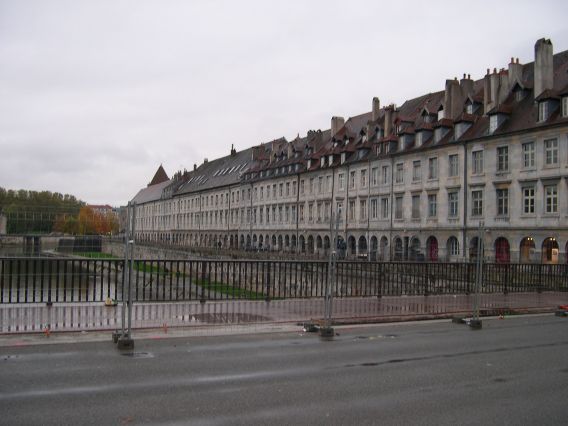  Bel alignement de faades le long du Doubs