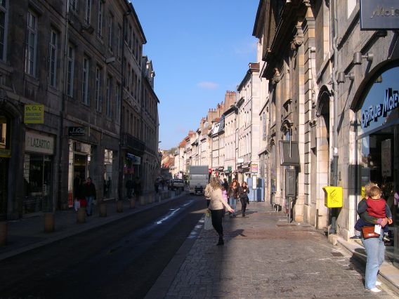  La rue des Granges et ses commerces