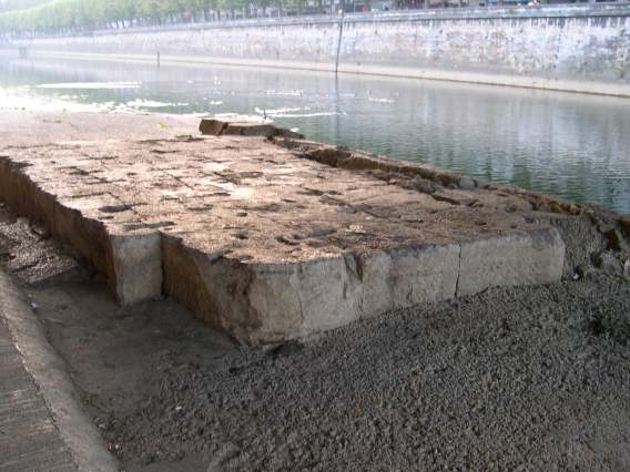  Vestige d'un pilier de l'ancien pont Battant