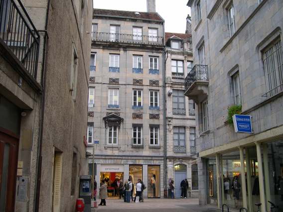  la grande rue vue depuis la rue d'Anvers
