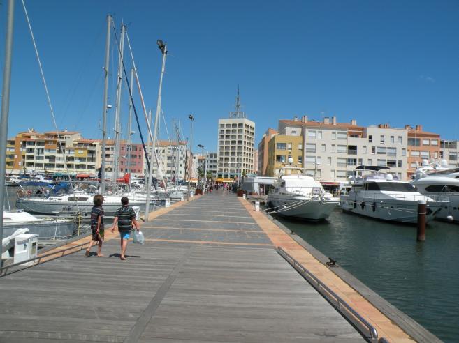  jete dans le port