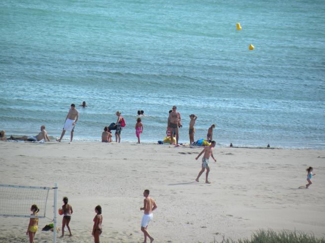  estivants en maillot sur la plage