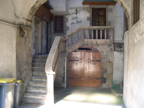  Bel escalier en pierres (place Delille)