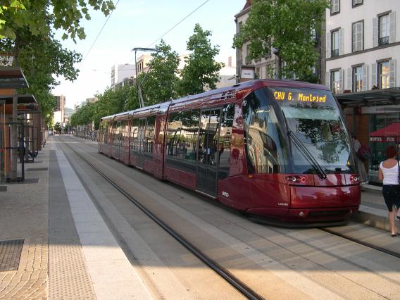  Tramway  l'arrt dans une station