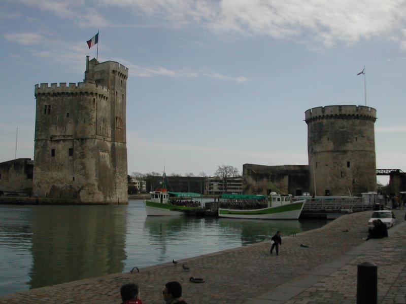  les deux tours  l'entre du port