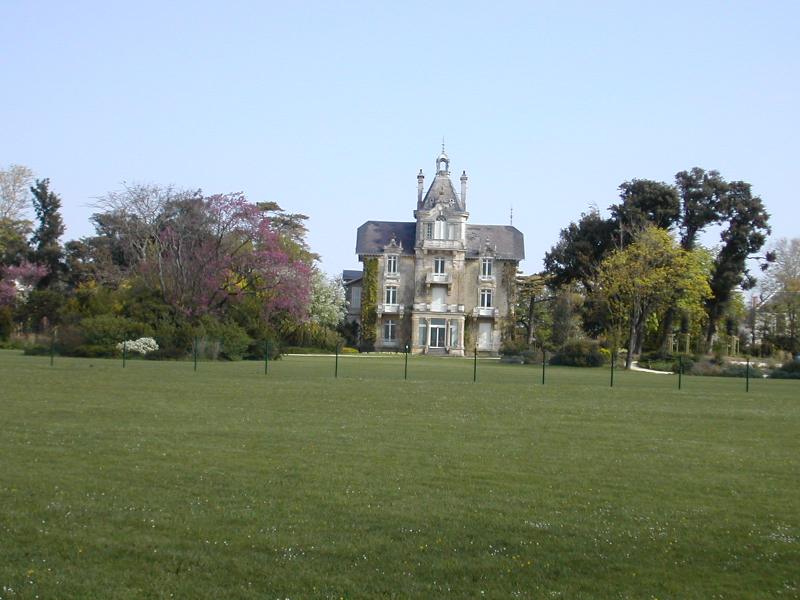  belle maison dans un parc