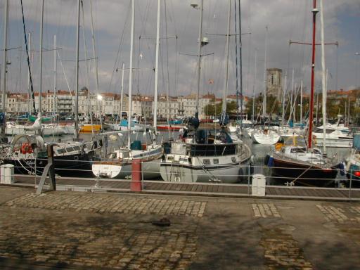  bateaux  quai dans le port