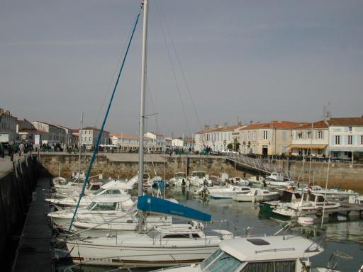  Petit port dans l'Ile de R