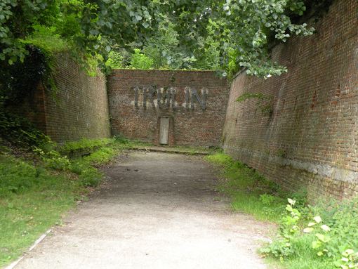  Monument Lon Trulin