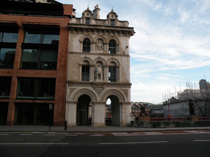  joli petit immeuble en pierres de taille, Holburn Viaduct