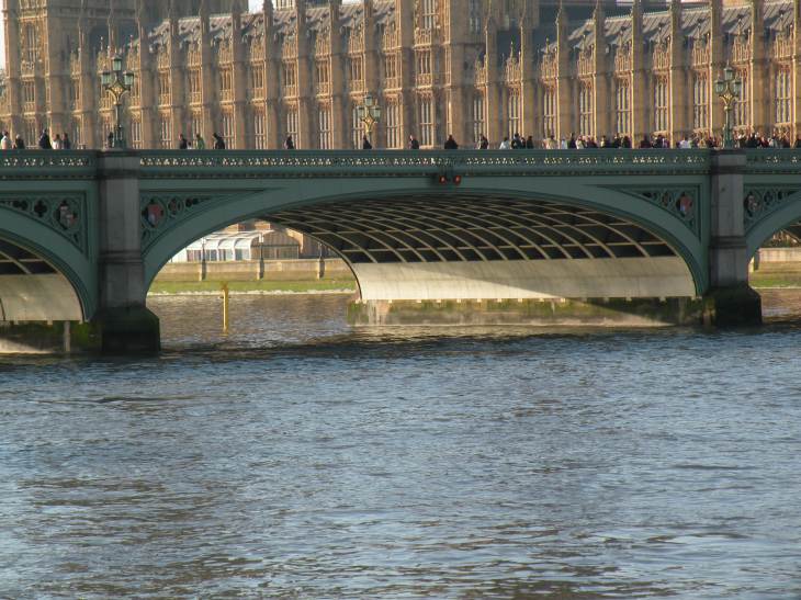 une arche du pont de Westminster