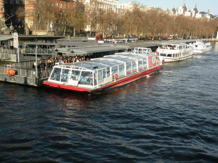  bateaux mouches sur la Tamise