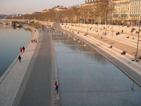  promenade amnage le long du Rhne, avec gradins et plans d'eau