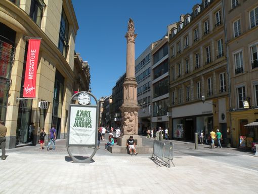  colonne  l'entre de la rue Serpenoise
