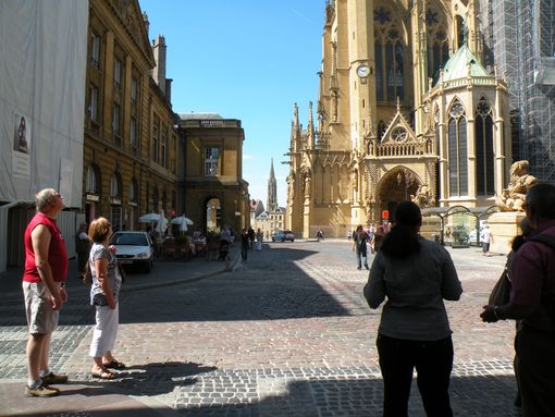  place pave aux abords de la cathdrale