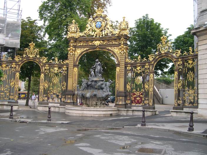  grille et statues