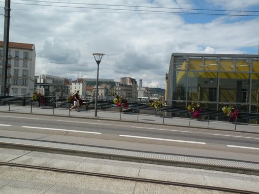  sur le pont enjambant les voies ferres