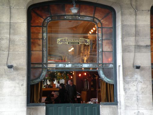  par la fentre de la brasserie Excelsior