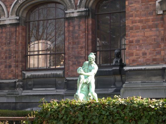  statue devant le Museum d'Histoire Naturelle (5e)