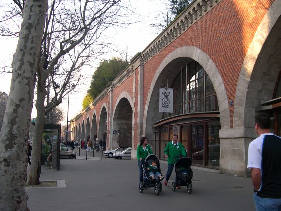  Avenue Daumesnil (commerces sous la promenade plante)
