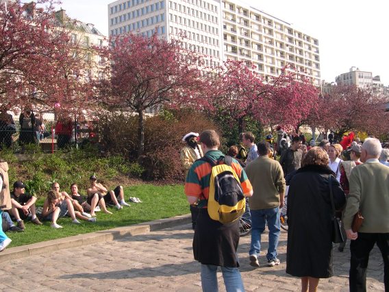  badauds, le long du Canal Saint-Martin
