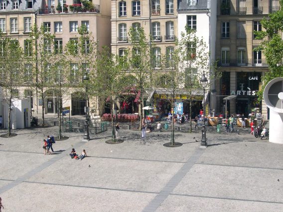  Dtente au soleil, esplanade Beaubourg