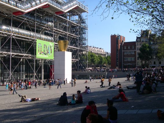  badauds se reposant devant Beaubourg