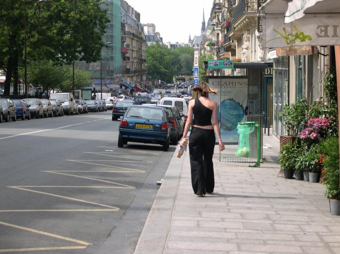  jeune fille revenant du boulanger 22-juin-2003