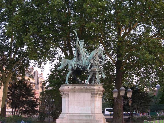  statue devant Notre-Dame