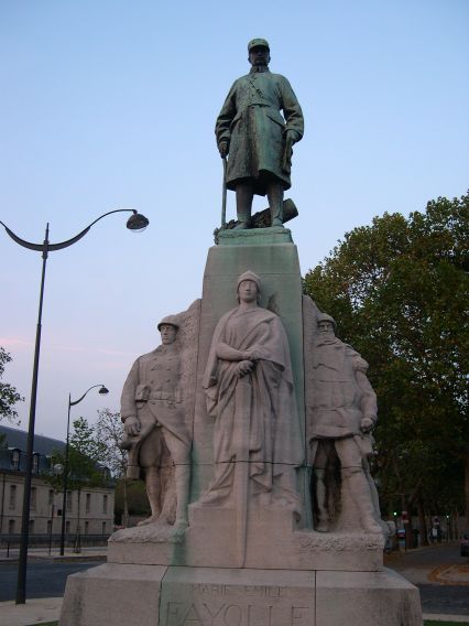   statue devant les Invalides