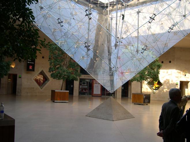  pyramide inverse (muse du Louvre)