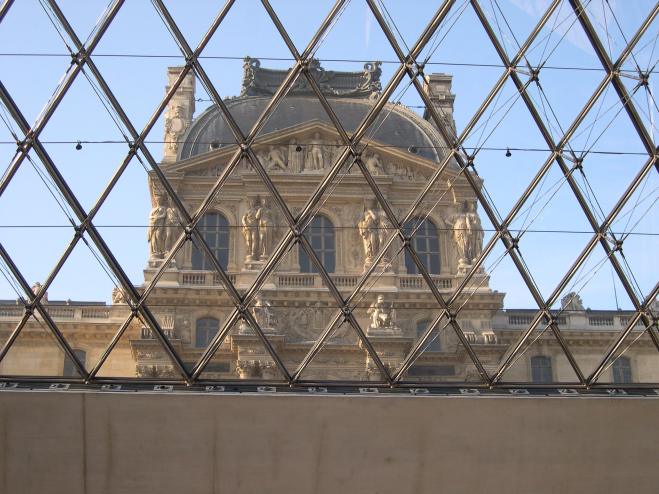  Aile du muse du Louvre vue depuis l'intrieur de la pyramide