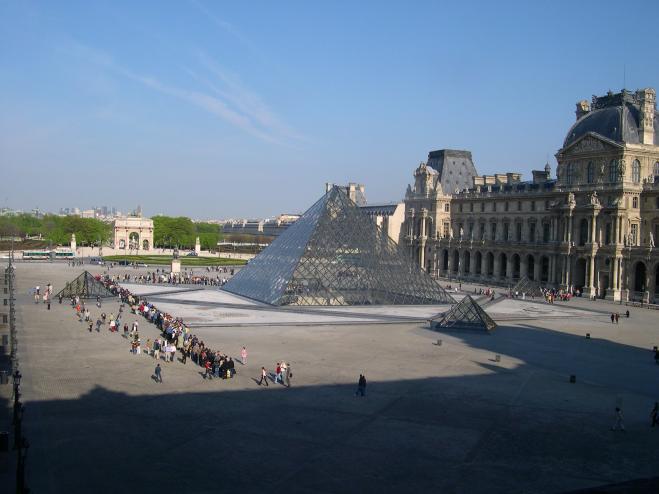  vue gnrale de la pyramide du Louvre