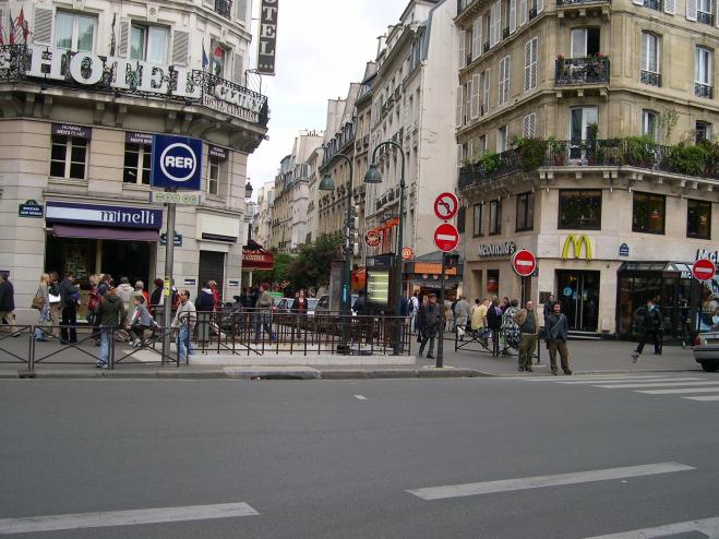 Entre du RER Saint-Michel (5e)