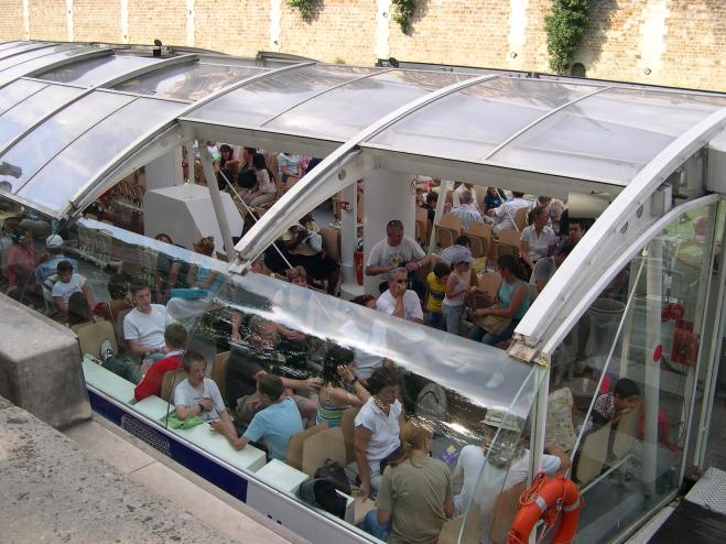  touristes attendant le dpart de la croisire