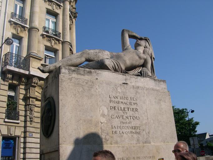  statue ddie  la gloire des pharmaciens Pelletier et Caventou (dcouvreurs de la quinine en 1820) 