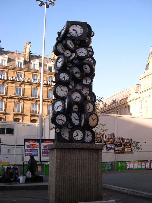  Oeuvre d'art constitue de pendules, devant la gare Saint-Lazare