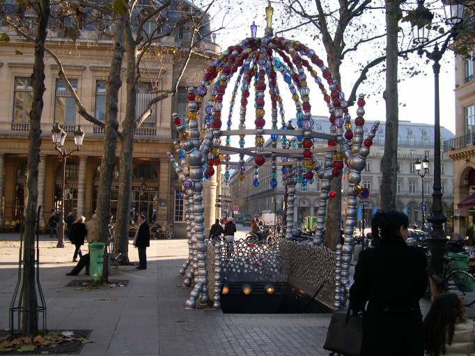 Entre de mtro, place Colette (Kiosque des noctambules,ralis par l'artiste Jean-Michel Othoniel) 