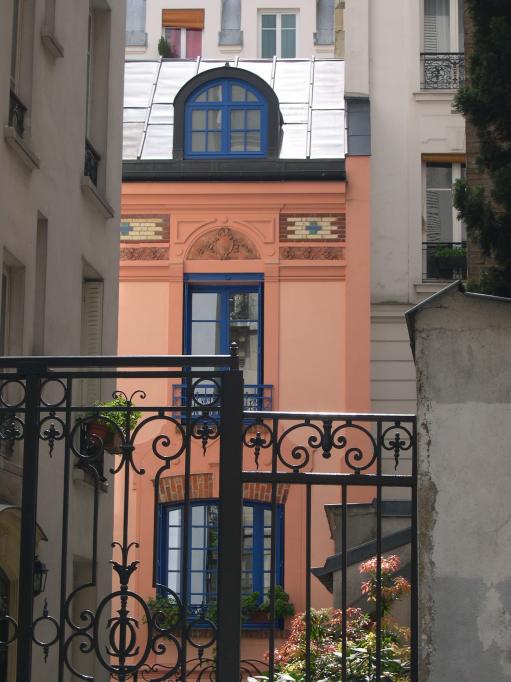   Immeuble pittoresque dans cour intrieure, rue Liancourt