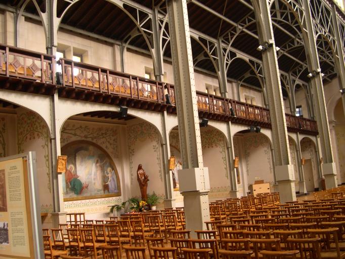  piliers et poutrelles mtalliques, glise Notre-Dame du travail