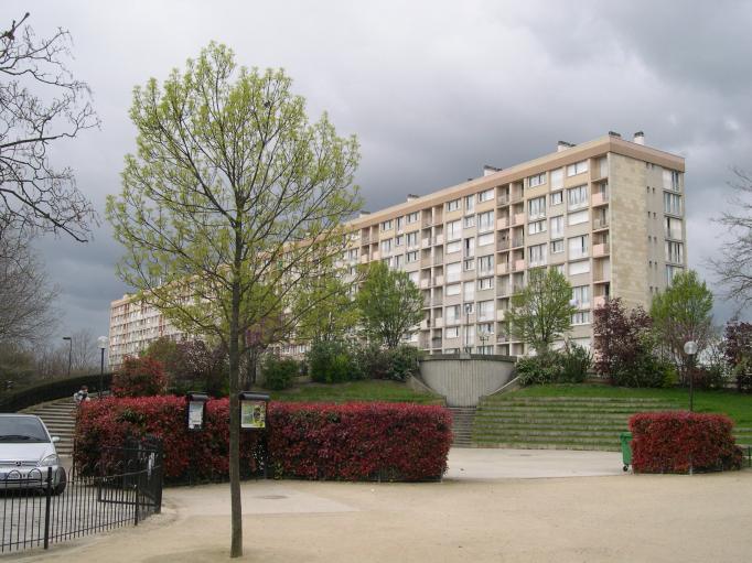  immeuble moderne environn de verdure