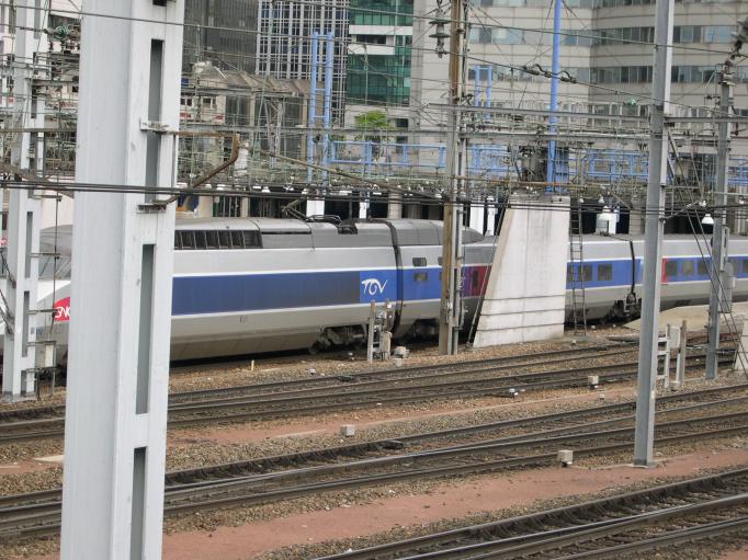  poutrelles, fils lectriques, poteaux, immeubles et TGV (gare Montparnasse)