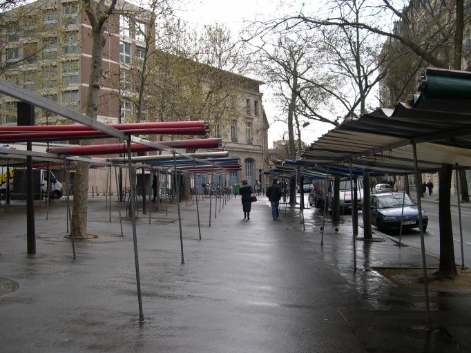  Petite place prte pour le march, (place Stphane Piobetta)
