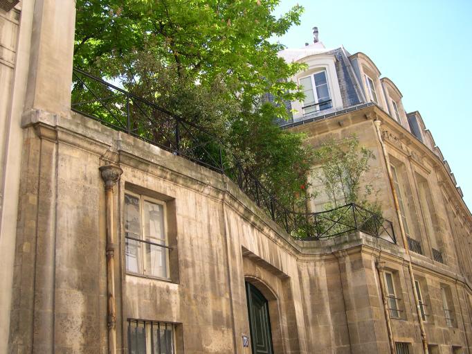  Immeuble en pierre de taille avec terrasse arbore, 75,  rue de Grenelle, 7e