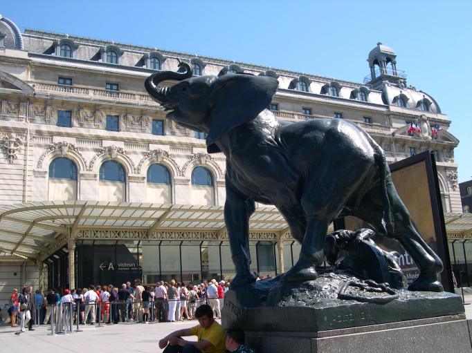  sculpture d'lphant (A. Durenn), devant le muse d'Orsay