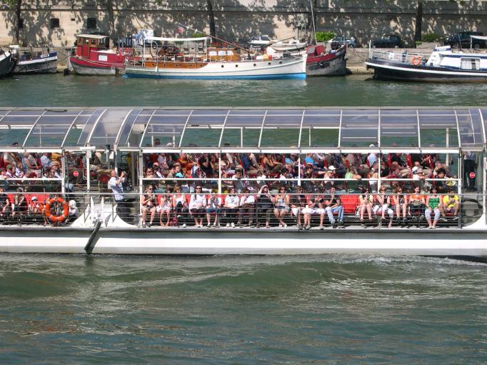  touristes dans un bateau sur la Seine